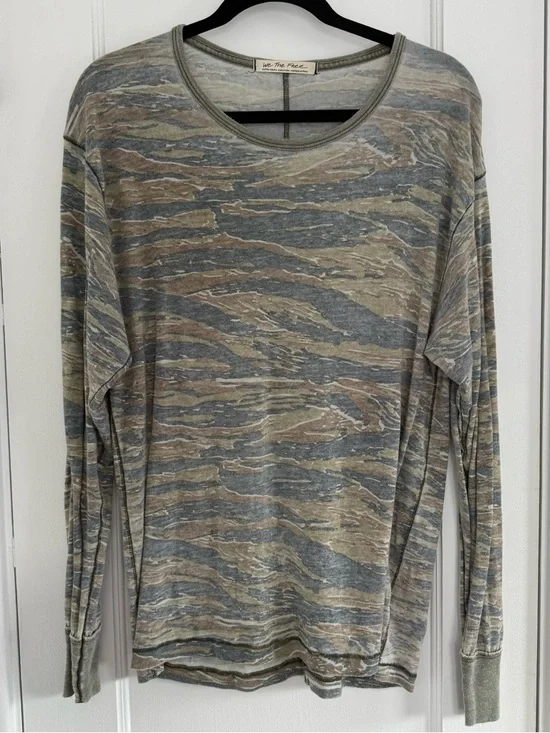 We The Free Free People Anthropologie Camo Long Sleeve Sz XS Oversized - Picture 3 of 8